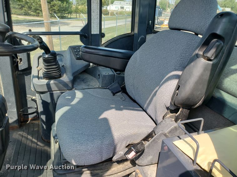 image for item HO9520 2005 John Deere 444J  wheel loader