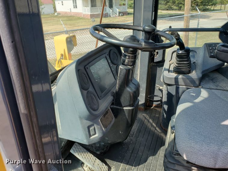 image for item HO9520 2005 John Deere 444J  wheel loader