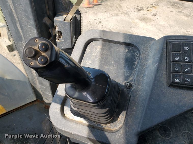 image for item HO9520 2005 John Deere 444J  wheel loader