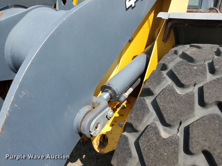 image for item HO9520 2005 John Deere 444J  wheel loader