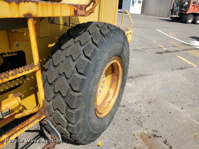 image for item HO9520 2005 John Deere 444J  wheel loader