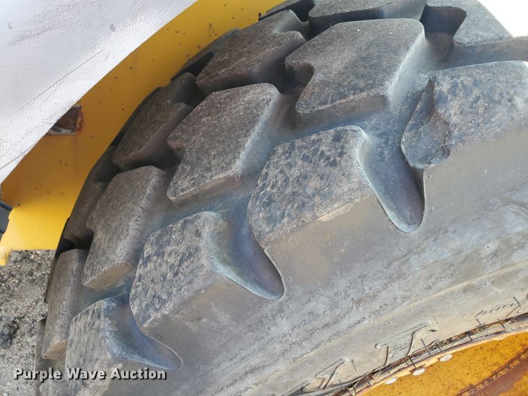 image for item HO9520 2005 John Deere 444J  wheel loader