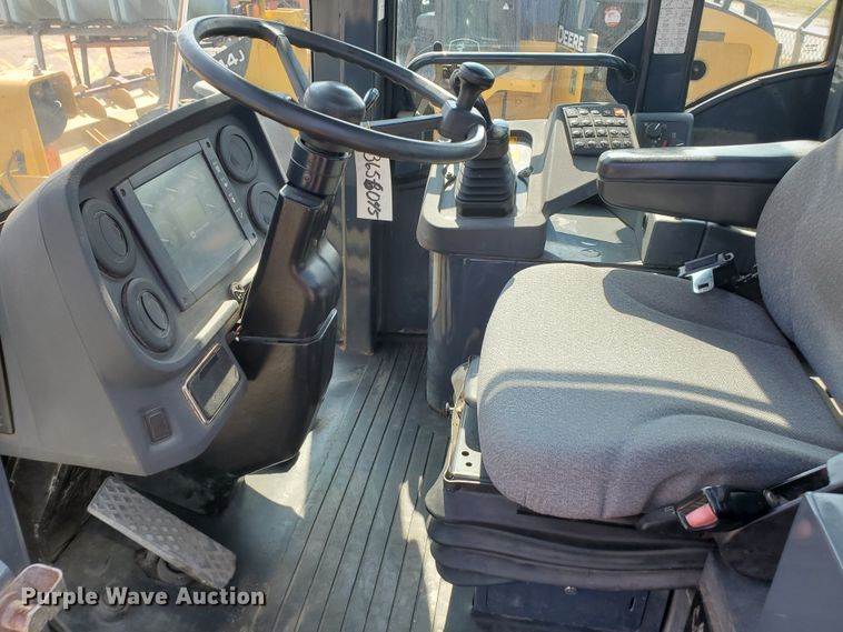 image for item HO9521 2005 John Deere 444J  wheel loader