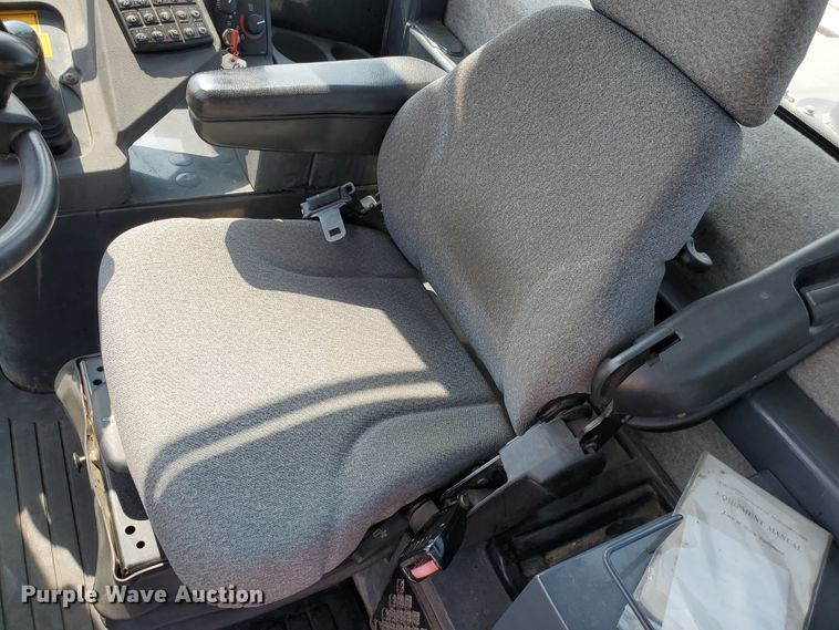 image for item HO9521 2005 John Deere 444J  wheel loader