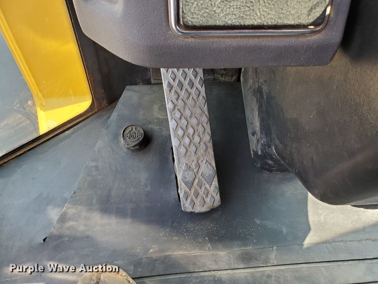 image for item HO9521 2005 John Deere 444J  wheel loader