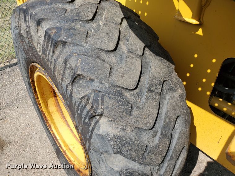 image for item HO9521 2005 John Deere 444J  wheel loader