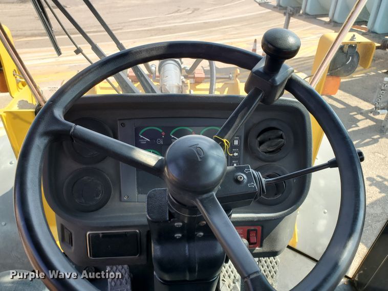 image for item HO9522 2005 John Deere 444J  wheel loader