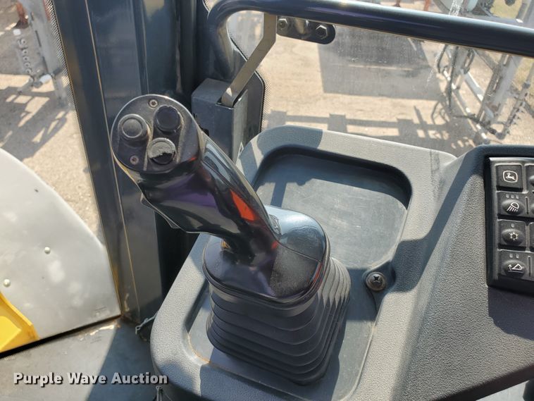 image for item HO9522 2005 John Deere 444J  wheel loader