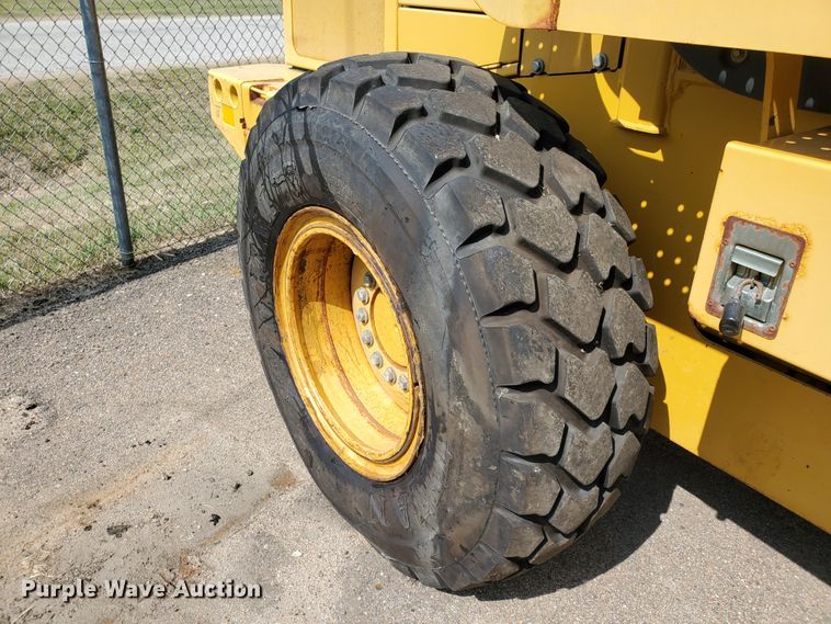 image for item HO9522 2005 John Deere 444J  wheel loader