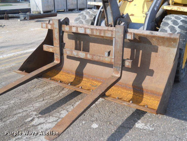 image for item HO9524 2004 Volvo L30B  wheel loader