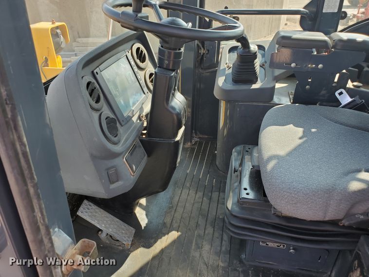 image for item HO9530 2006 John Deere 444J  wheel loader