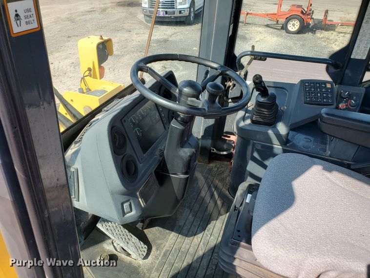 image for item HO9531 2005 John Deere 444J  wheel loader