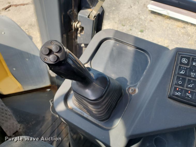 image for item HO9531 2005 John Deere 444J  wheel loader