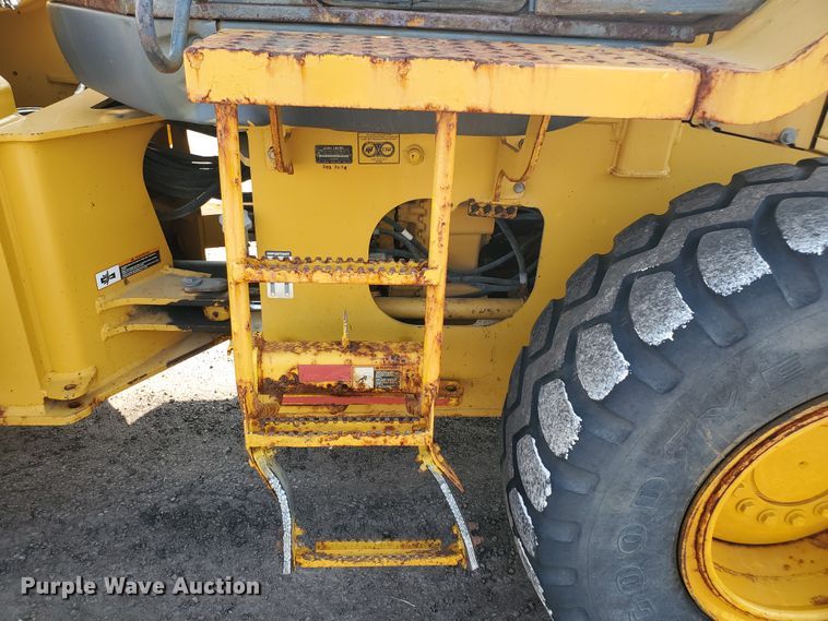 image for item HO9532 2005 John Deere 444J  wheel loader