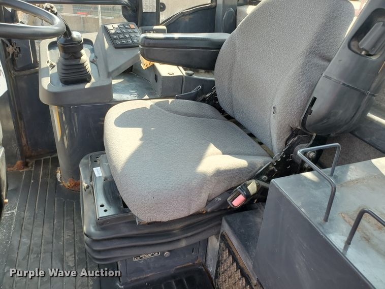 image for item HO9532 2005 John Deere 444J  wheel loader