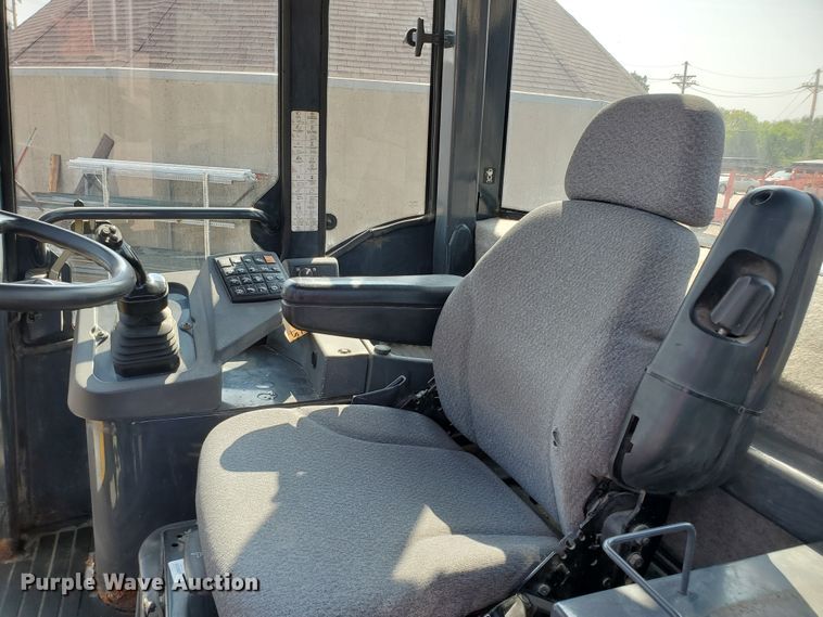 image for item HO9532 2005 John Deere 444J  wheel loader