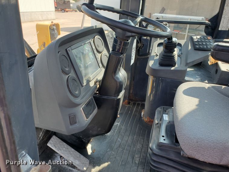 image for item HO9532 2005 John Deere 444J  wheel loader