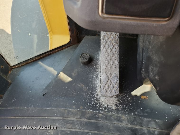 image for item HO9532 2005 John Deere 444J  wheel loader