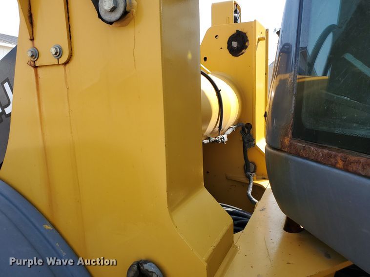 image for item HO9532 2005 John Deere 444J  wheel loader