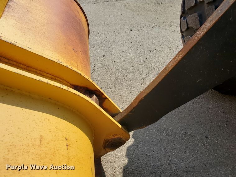 image for item HO9532 2005 John Deere 444J  wheel loader