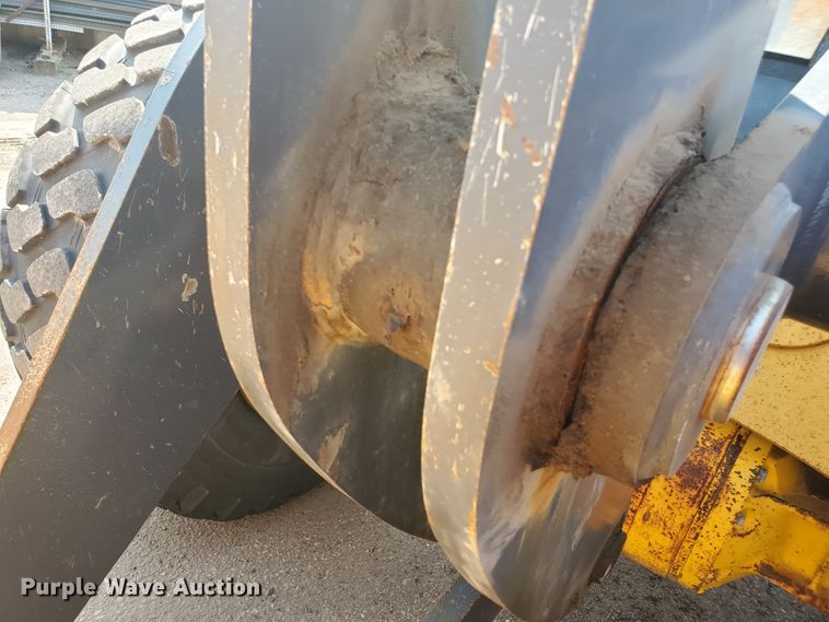 image for item HO9532 2005 John Deere 444J  wheel loader