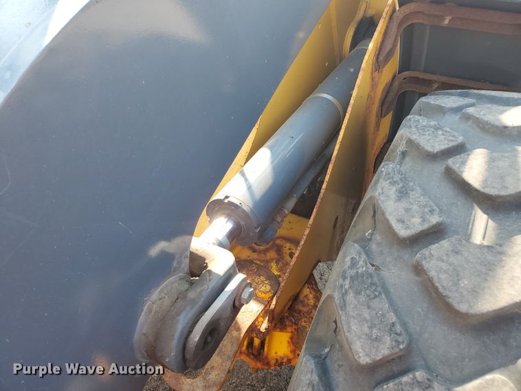 image for item HO9532 2005 John Deere 444J  wheel loader