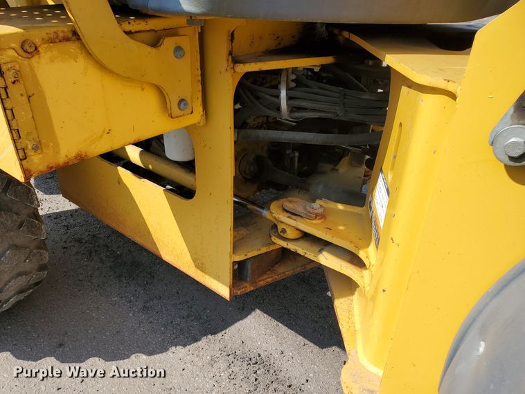 image for item HO9532 2005 John Deere 444J  wheel loader