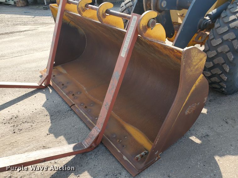 image for item HO9532 2005 John Deere 444J  wheel loader