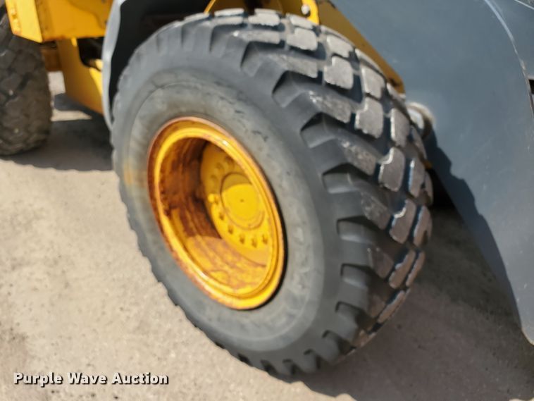 image for item HO9532 2005 John Deere 444J  wheel loader