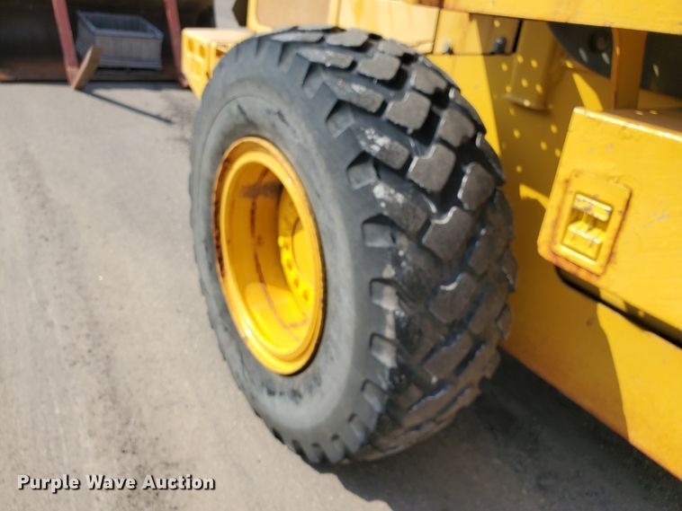 image for item HO9532 2005 John Deere 444J  wheel loader