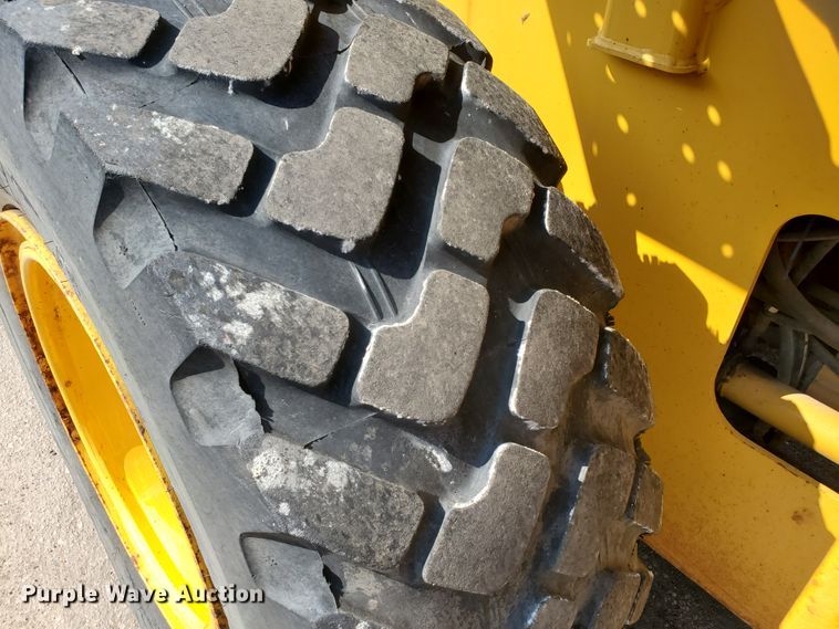 image for item HO9532 2005 John Deere 444J  wheel loader