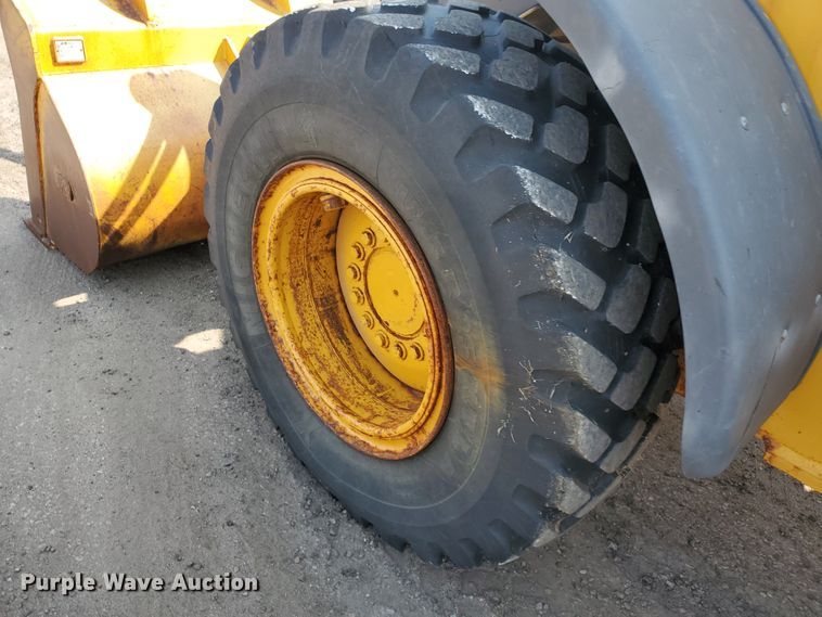 image for item HO9532 2005 John Deere 444J  wheel loader