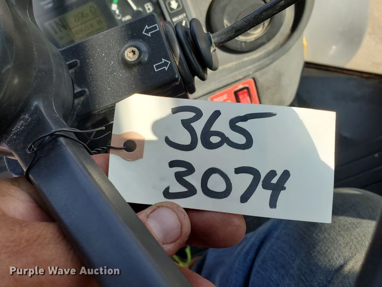 image for item HO9532 2005 John Deere 444J  wheel loader