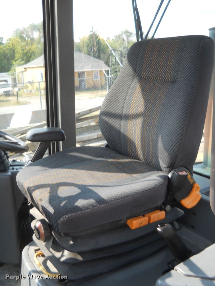 image for item HO9533 2005 Volvo L30B  wheel loader