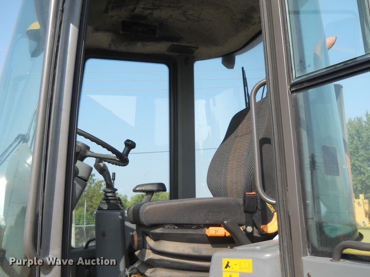 image for item HO9534 2004 Volvo L30B  wheel loader