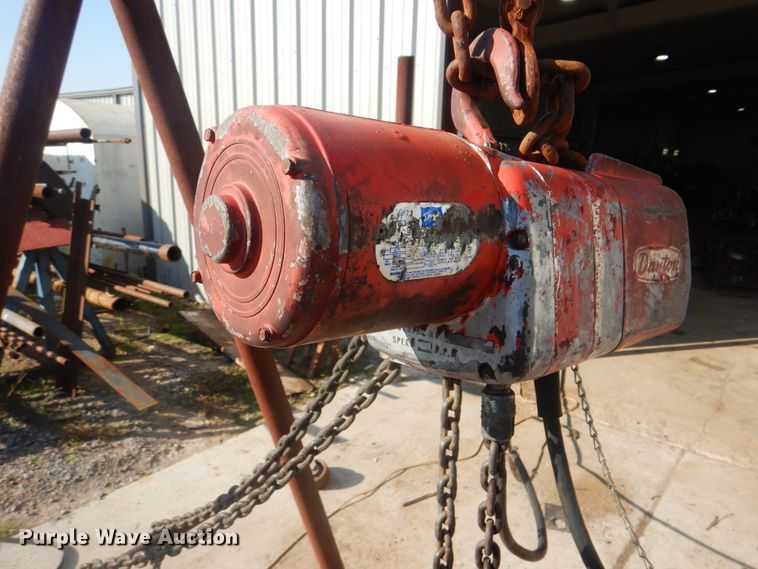 image for item AE9723 Dayton electric hoist