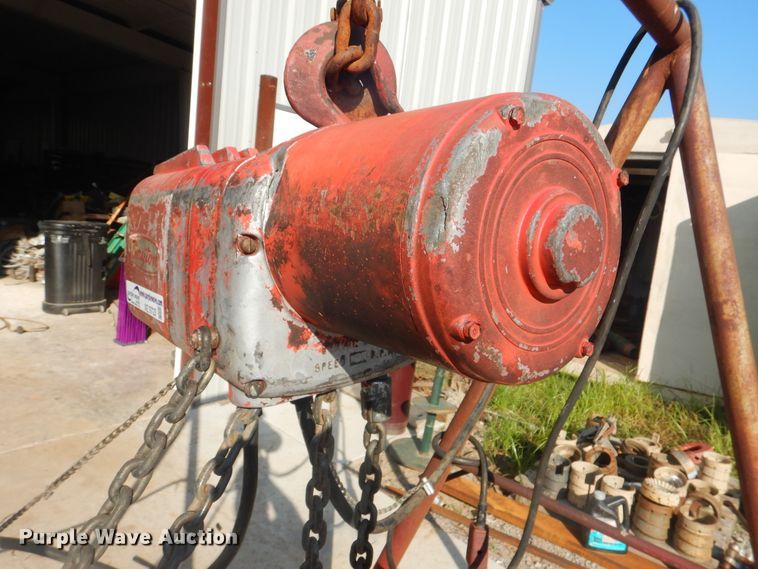 image for item AE9723 Dayton electric hoist