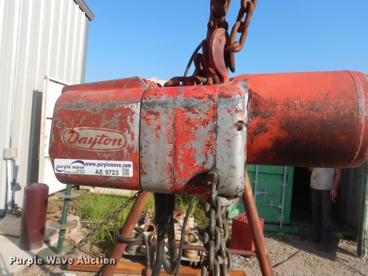 image for item AE9723 Dayton electric hoist