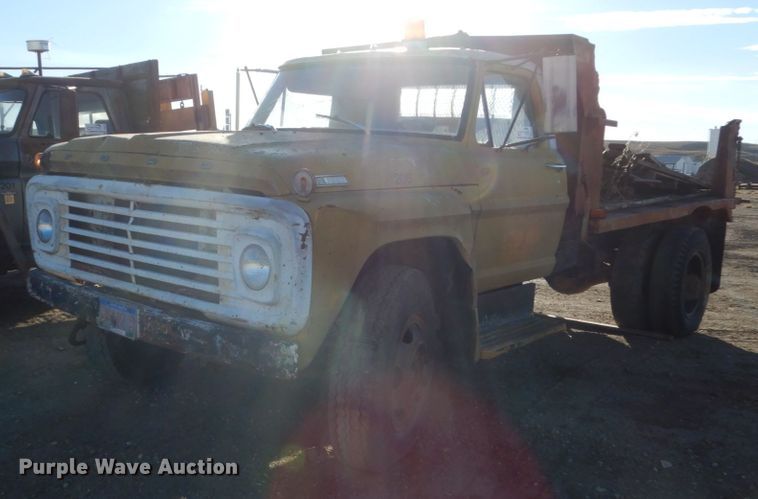 image for item DC8836 1967 Ford F600  flatbed truck