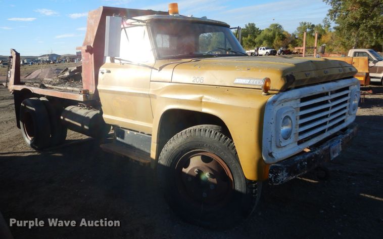 image for item DC8836 1967 Ford F600  flatbed truck