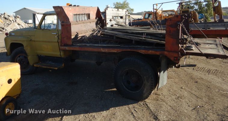 image for item DC8836 1967 Ford F600  flatbed truck
