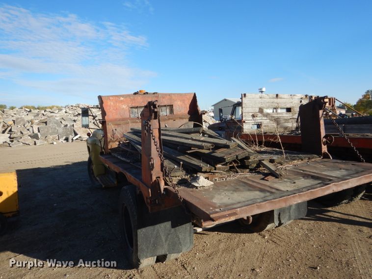 image for item DC8836 1967 Ford F600  flatbed truck