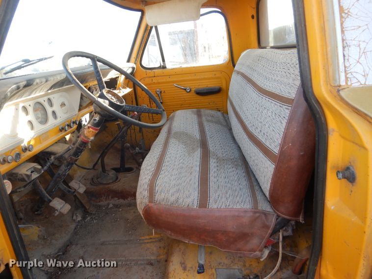 image for item DC8836 1967 Ford F600  flatbed truck