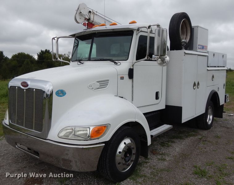 image for item DH0005 2009 Peterbilt 325  service truck with crane