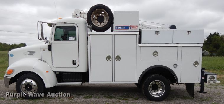 image for item DH0005 2009 Peterbilt 325  service truck with crane