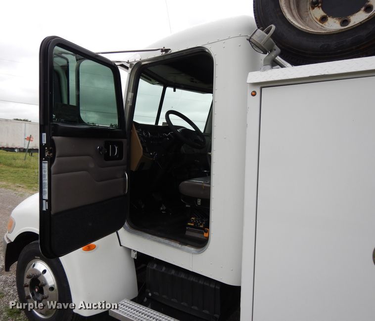 image for item DH0005 2009 Peterbilt 325  service truck with crane
