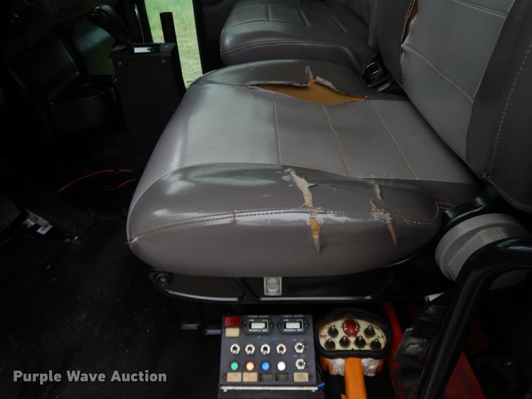 image for item DH0005 2009 Peterbilt 325  service truck with crane