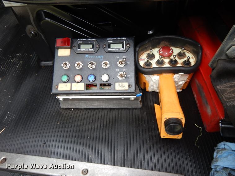 image for item DH0005 2009 Peterbilt 325  service truck with crane