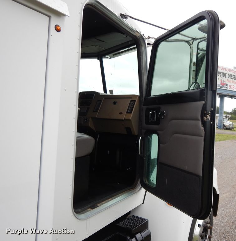 image for item DH0005 2009 Peterbilt 325  service truck with crane