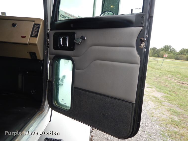 image for item DH0005 2009 Peterbilt 325  service truck with crane